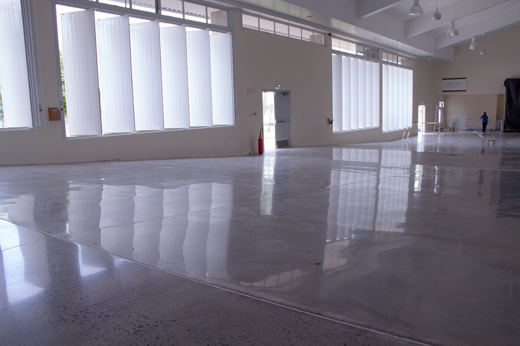 Auditório em Cesário Lange/SP com concreto polido e brilho natural