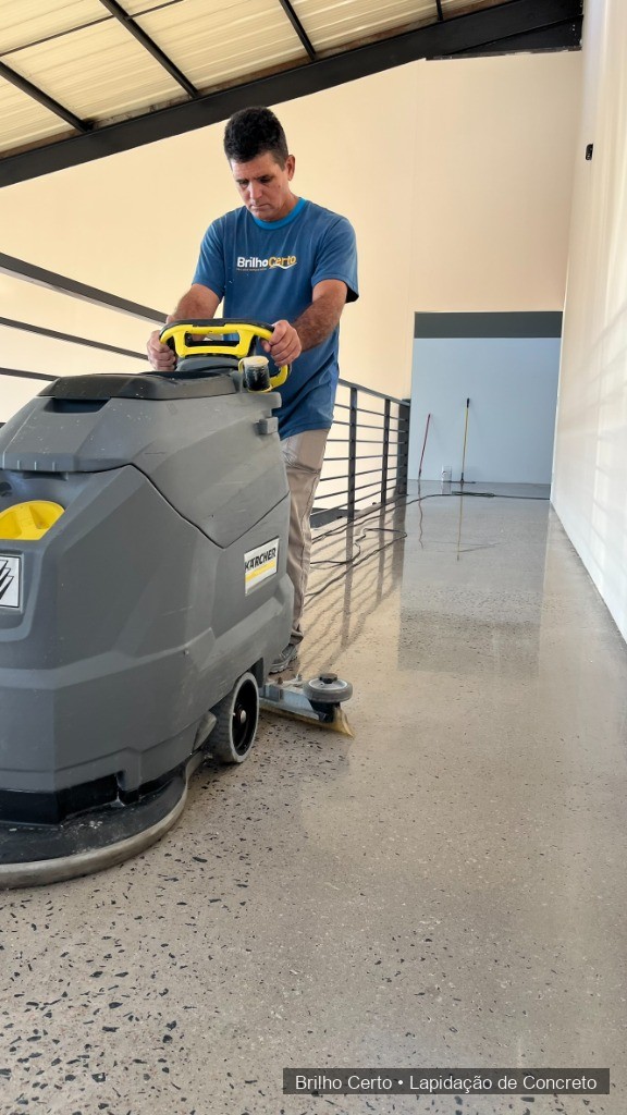 Piso de concreto polido industrial lapidado em galpão