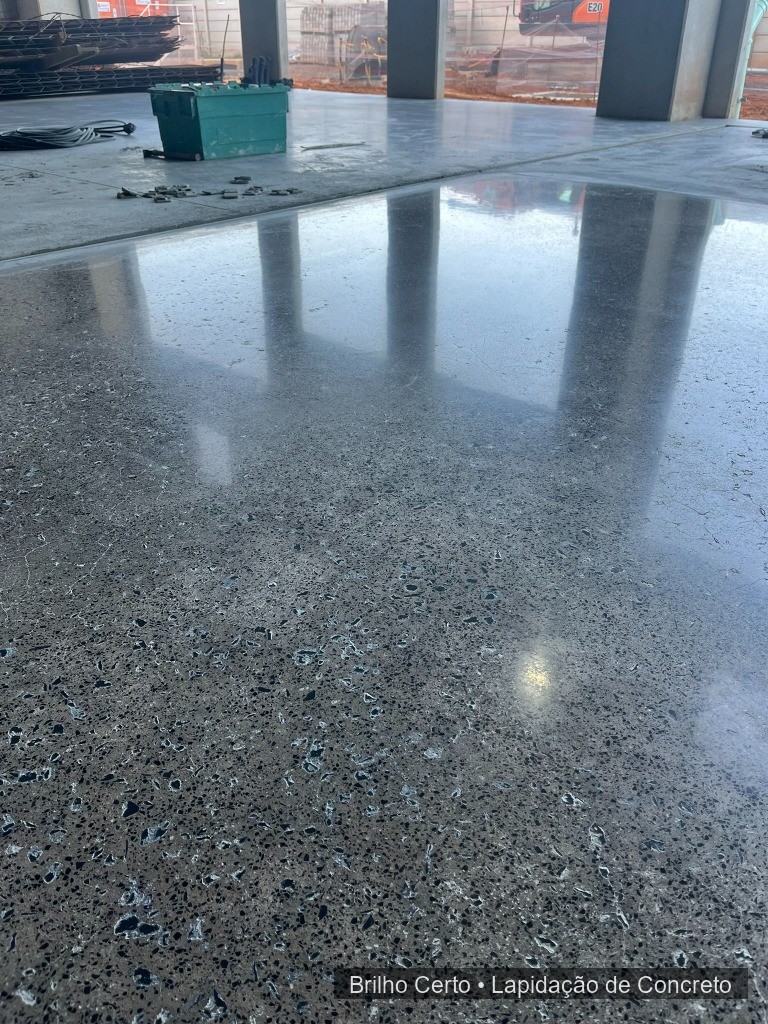 Piso de concreto polido com agregados minerais expostos e alta lapidação