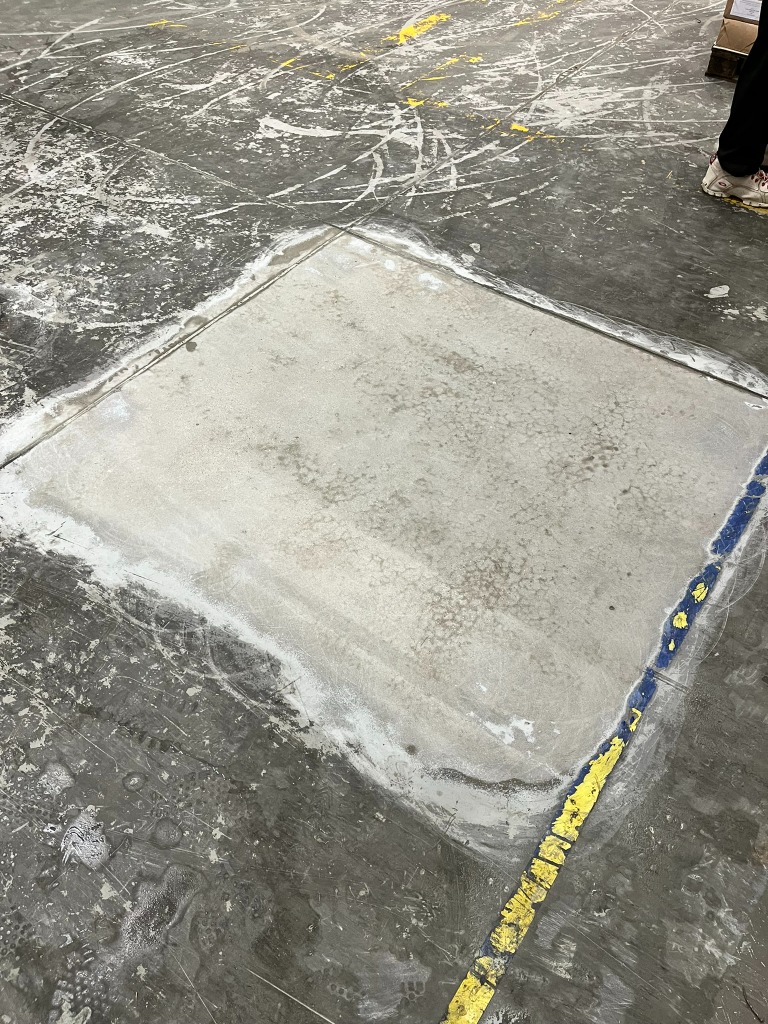 Obra real de lapidação - Remoção de Epóxi e Polimento de Concreto em Indústria