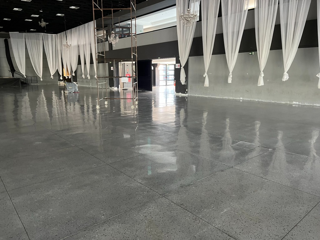 Obra real de lapidação - Polimento e Restauração de Granilite em Salão de Festas em Indaiatuba