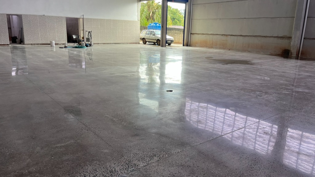 Obra real de lapidação - Polimento de concreto e tratamento das juntas de dilatação em fábrica