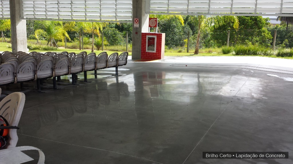 Polimento de concreto em auditório com reflexo das cadeiras